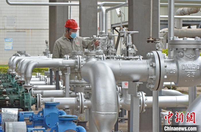 工人在查看設(shè)備儀表?！×趾霔v 攝