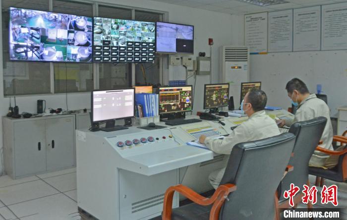 工人在中控室觀察各個(gè)生產(chǎn)車間運(yùn)行情況?！×趾霔v 攝
