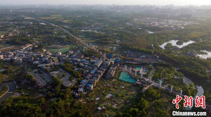 航拍正在建設(shè)中的成都至自貢高速鐵路成都段?！⒅铱?攝