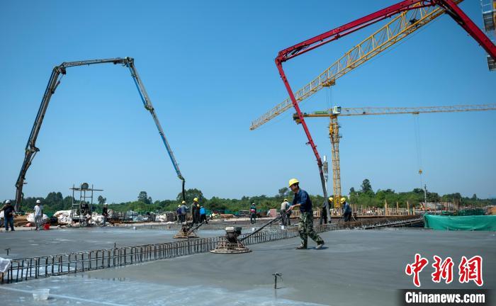 天府站多線橋施工澆筑現(xiàn)場?！⒅铱?攝