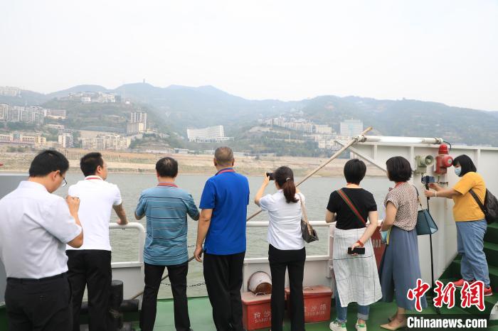 重慶市政協(xié)“同心聚力巴渝行”主題采訪團(tuán)15日走進(jìn)奉節(jié)，了解當(dāng)?shù)卣f(xié)委員護(hù)江成效?！×簹J卿 攝