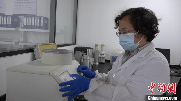 檢驗員對樣品進行檢測。　王惠琳 攝