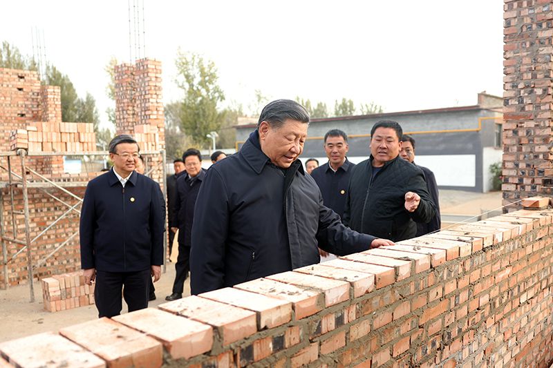 2023年11月10日，習(xí)近平總書記在河北保定涿州市刁窩鎮(zhèn)萬全莊村房屋重建施工現(xiàn)場考察。