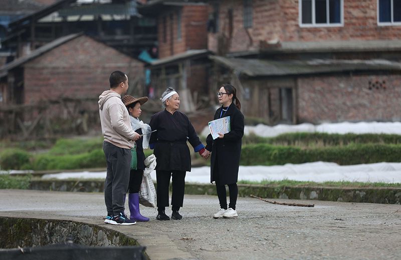 2022年3月24日，在廣西柳州市三江侗族自治縣良口鄉(xiāng)南寨村，紀(jì)檢監(jiān)察干部(右一、左一)在了解惠農(nóng)政策落實(shí)情況。