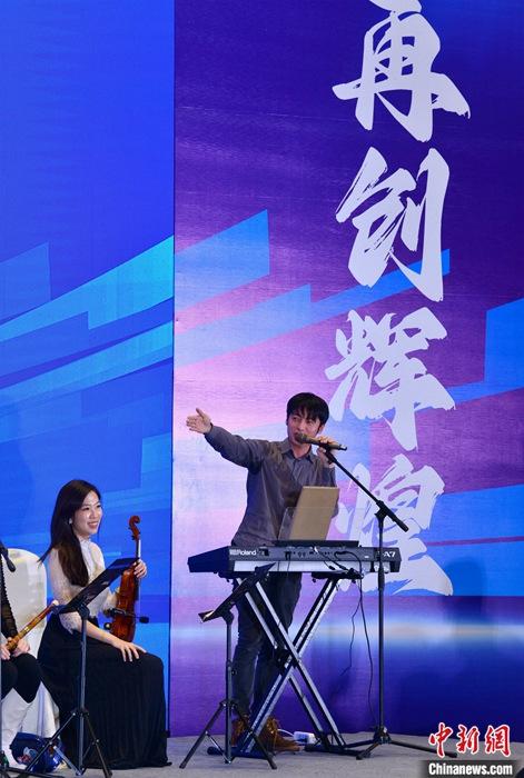 圖為3月9日，福建福州，張家豪(右)與林佳臻在臺(tái)上演出。 <a target='_blank' href='/'><p  align=