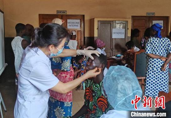 義診現(xiàn)場(chǎng)?！≈袊?寧夏)第26批援貝寧醫(yī)療隊(duì) 供圖