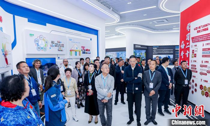 僑商、僑胞們考察金漪湖科創(chuàng)智造平臺重大基礎(chǔ)設(shè)施項目?！≈鬓k方供圖