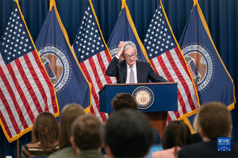 5月3日，美國聯(lián)邦儲備委員會主席鮑威爾在華盛頓出席新聞發(fā)布會。美國聯(lián)邦儲備委員會3日結(jié)束為期兩天的貨幣政策會議，宣布再次將聯(lián)邦基金利率目標(biāo)區(qū)間上調(diào)25個基點(diǎn)到5%至5.25%之間。新華社記者劉杰攝