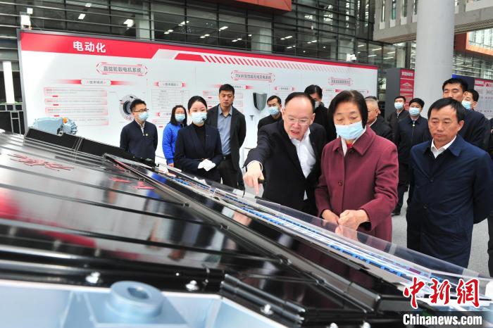 臺盟中央主席蘇輝近日率調研組赴吉林開展重點考察調研。圖為在中國第一汽車集團有限公司調研?！「啐埌?攝