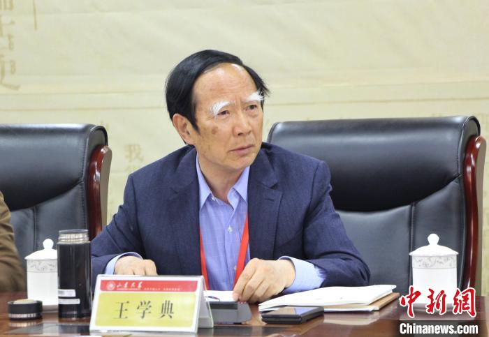 山東大學(xué)儒學(xué)高等研究院執(zhí)行院長、《文史哲》雜志主編王學(xué)典主持首場主題發(fā)言?！≮w曉 攝