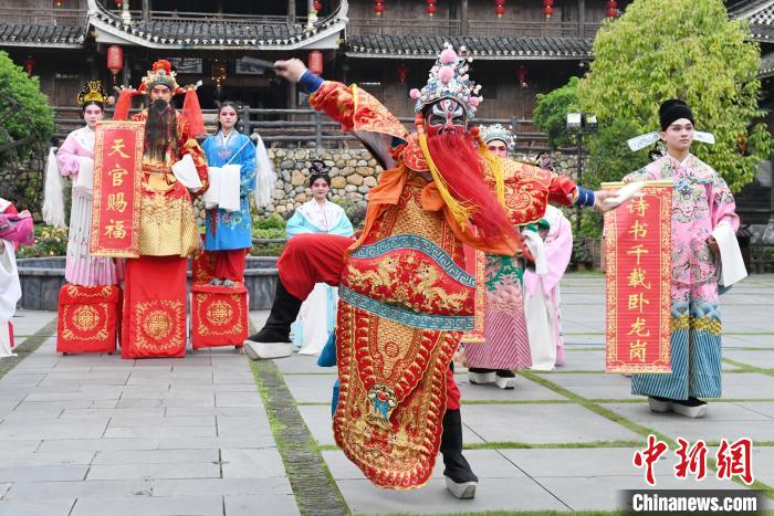 “00后”戲曲演員在楓香瑤寨表演溆浦辰河目連戲?！钊A峰 攝