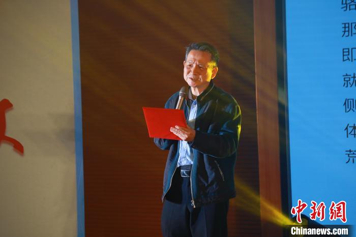 臺(tái)灣詩人白靈帶來了一首自創(chuàng)的詩歌《大戈壁》?！￠}南師范大學(xué)供圖