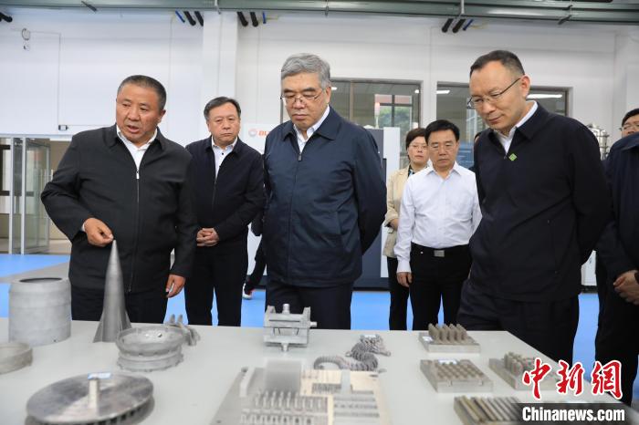 民進中央常務副主席朱永新率調研組赴四川開展重點考察調研。圖為在四川工程職業(yè)技術學院考察調研?！∶襁M中央供圖