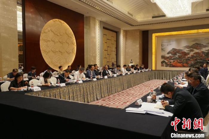 民進中央主席蔡達峰近日率調研組赴江蘇開展重點考察調研。圖為在調研座談會現(xiàn)場。　民進中央供圖