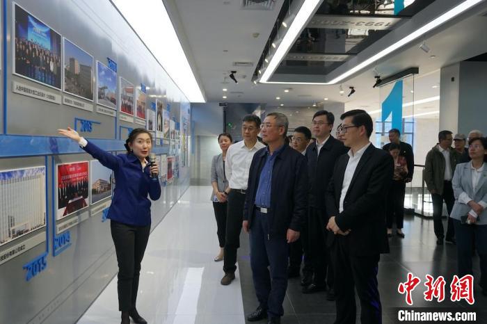 民進中央主席蔡達峰近日率調研組赴江蘇開展重點考察調研。圖為在江陰實地考察雙良集團有限公司?！O權 攝