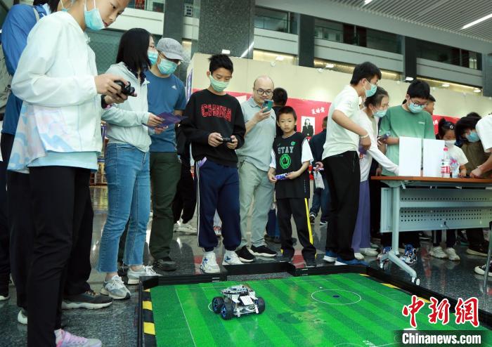 中科院計算所“神計妙算”公眾科學(xué)日活動現(xiàn)場。　中科院計算所 供圖