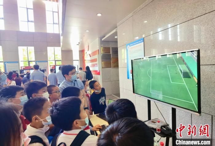 中科院自動化所“自動化之光”公眾科學(xué)日活動現(xiàn)場?！≈锌圃鹤詣踊?供圖