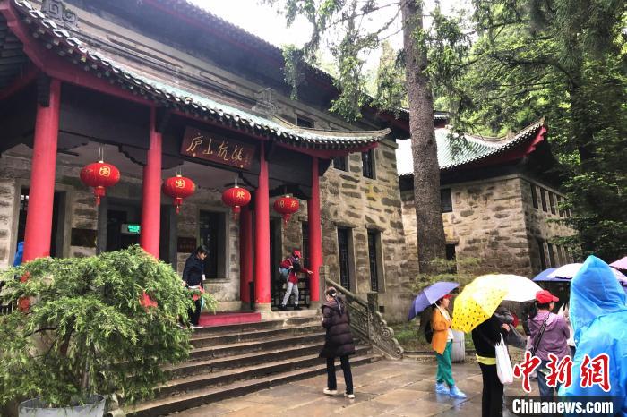 圖為在廬山抗戰(zhàn)博物館外，有不少等待參觀的游客?！蛆i泉 攝