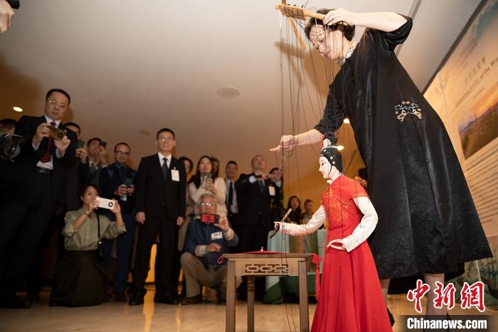 當(dāng)?shù)貢r(shí)間5月19日，中國(guó)常駐聯(lián)合國(guó)代表團(tuán)、中國(guó)文化和旅游部、泉州市人民政府在紐約聯(lián)合國(guó)總部聯(lián)合舉辦“茶和天下·雅集”主題展覽和招待會(huì)。圖為展覽表演泉州提線木偶寫書法。 <a target='_blank' href='/' _fcksavedurl='/'><p  align=