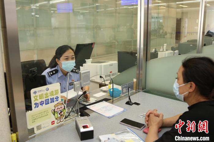 2023年1月9日至5月31日，上海市公安出入境管理部門共受理中國公民出入境證件228.5萬證次?！∩虾Ｊ泄簿止﹫D