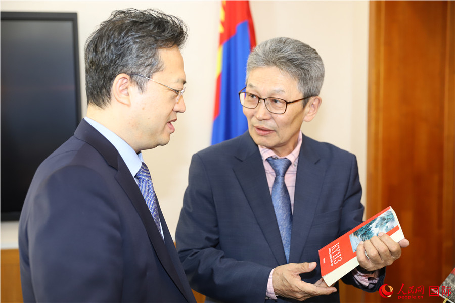 其米德策耶（右一）向李峙介紹翻譯成果。人民網(wǎng)記者 霍文攝