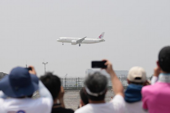 5月28日，C919首個商業(yè)航班東航MU9191飛抵北京首都國際機場。新華社記者鞠煥宗攝
