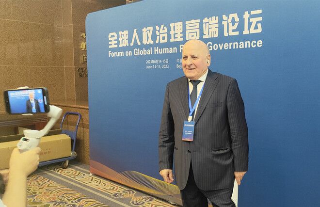 聯(lián)合國(guó)經(jīng)濟(jì)、社會(huì)及文化權(quán)利委員會(huì)副主席兼報(bào)告員、莫斯科國(guó)際關(guān)系學(xué)院國(guó)際法系主任阿斯蘭·阿巴希澤接受人民網(wǎng)記者采訪。圖片來(lái)源：視頻截圖