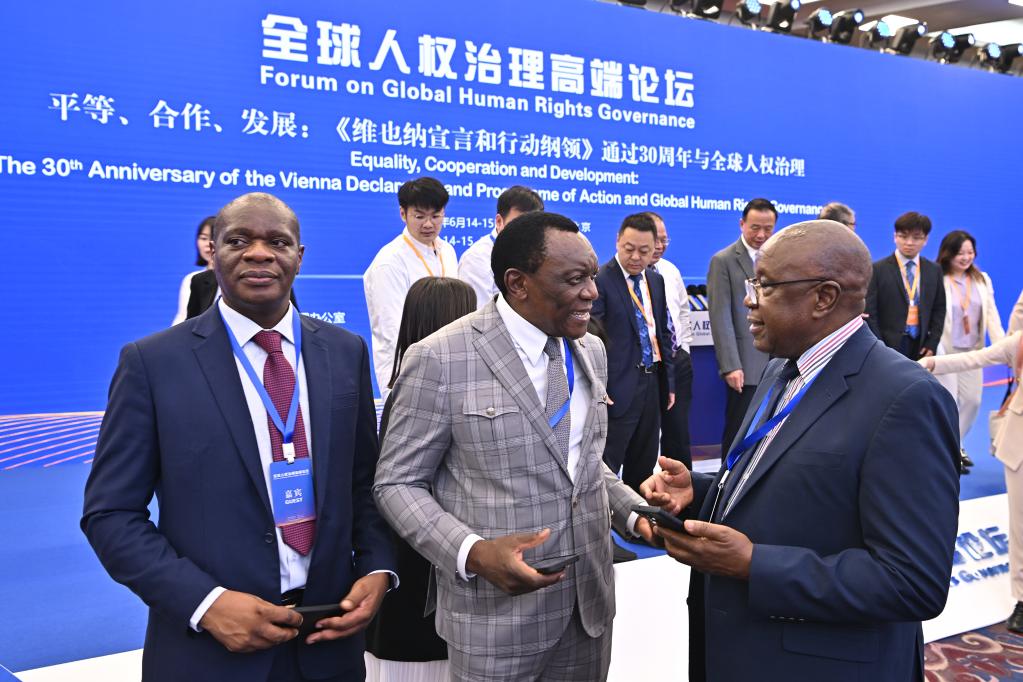 6月14日，與會(huì)者在論壇現(xiàn)場(chǎng)交流。新華社記者 李鑫 攝