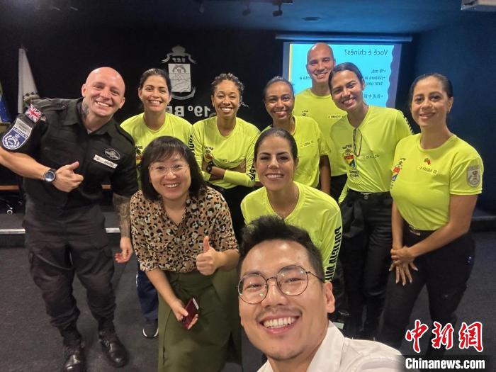 里約旅游警察上中文課。　里約熱內(nèi)盧天主教大學(xué)孔子學(xué)院供圖