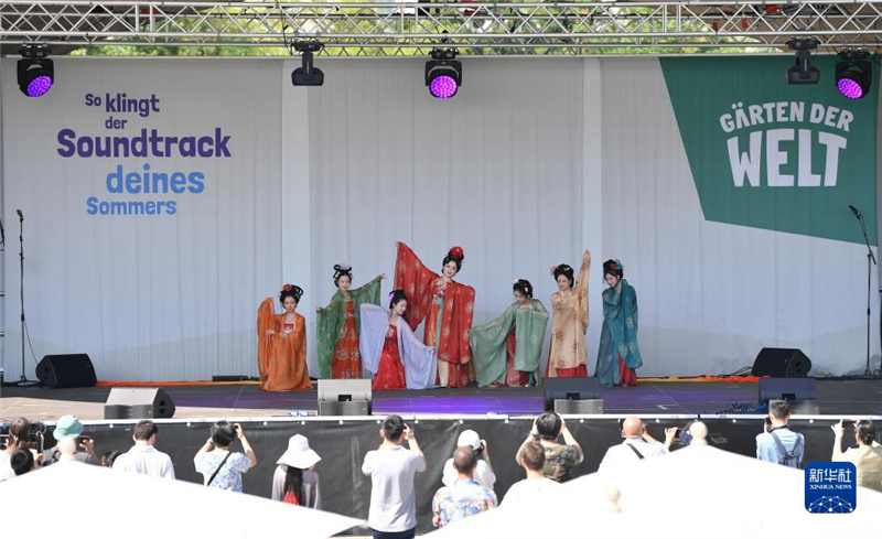 7月8日，在德國柏林世界公園，漢服愛好者進(jìn)行漢服展示。新華社記者 任鵬飛 攝