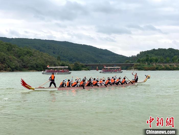 圖為龍舟賽活動(dòng)。　陳靜 攝