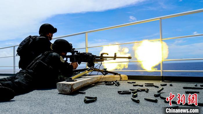 “和平方舟”號醫(yī)院船在西太平洋海域進(jìn)行反恐反海盜演練。圖為火力組隊(duì)員進(jìn)行警告射擊?！⌒煳?攝