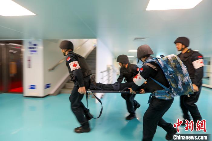 “和平方舟”號醫(yī)院船在西太平洋海域進(jìn)行反恐反海盜演練。圖為醫(yī)療救護(hù)組在轉(zhuǎn)運(yùn)“傷員”?！⌒煳?攝