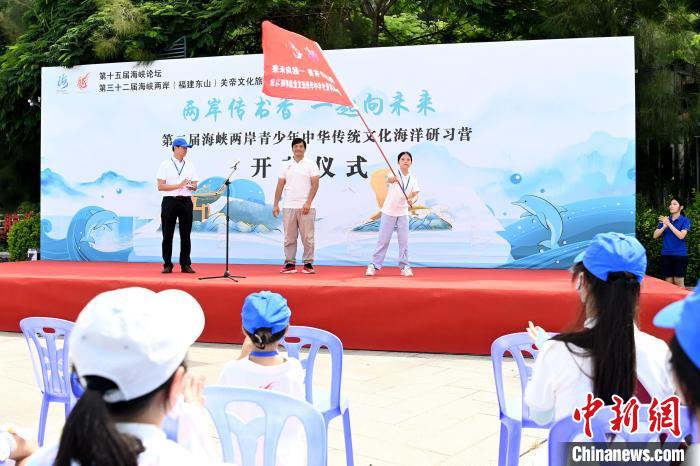 研習(xí)營授旗儀式。　張金川 攝