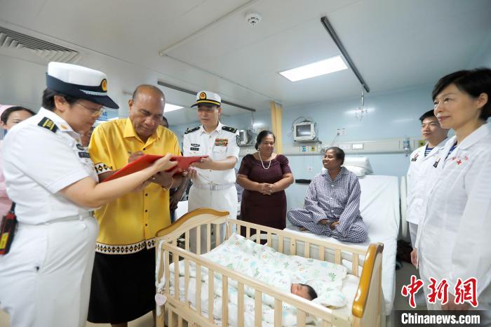 基里巴斯總統(tǒng)馬茂為新生兒取名，并在出生證明上親筆填寫寶寶名字?！±栌?攝