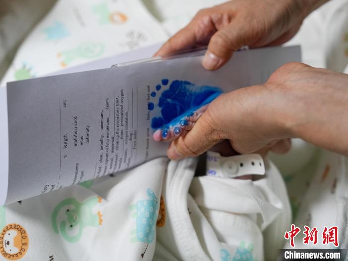 醫(yī)護(hù)人員為新生兒留下腳印?！?攝