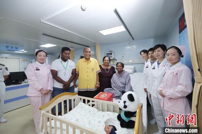 基里巴斯總統(tǒng)馬茂與海上醫(yī)院醫(yī)護(hù)人員、新生兒家人合影。　黎宇 攝