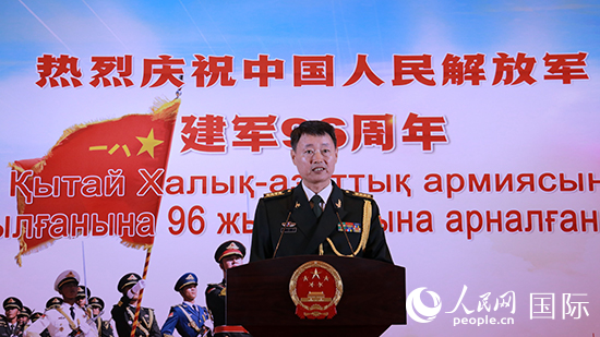 國(guó)防武官胡德君大校發(fā)表致辭。人民網(wǎng)記者 李強(qiáng)攝