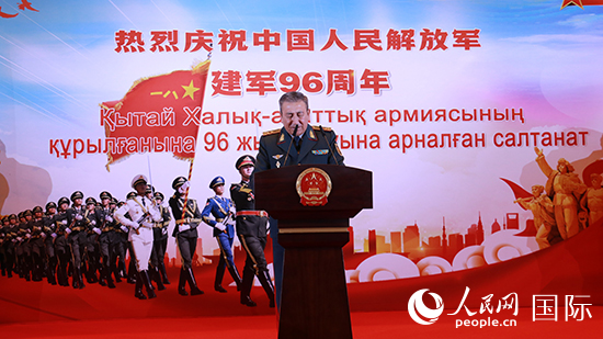 哈國(guó)防部副部長(zhǎng)卡馬列特季諾夫中將發(fā)表致辭。人民網(wǎng)記者 李強(qiáng)攝