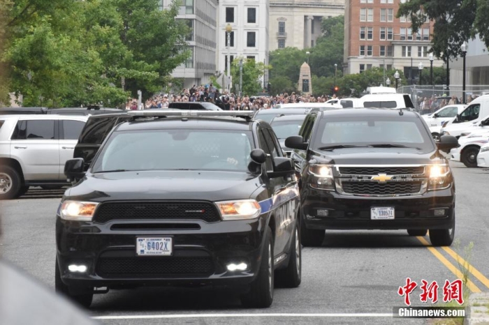 圖為結(jié)束出庭后，特朗普車隊(duì)駛離聯(lián)邦法院。<a target='_blank' href='/'><p  align=