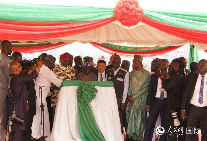 尼日利亞提努布為項目揭牌。人民網(wǎng)記者 姜宣攝
