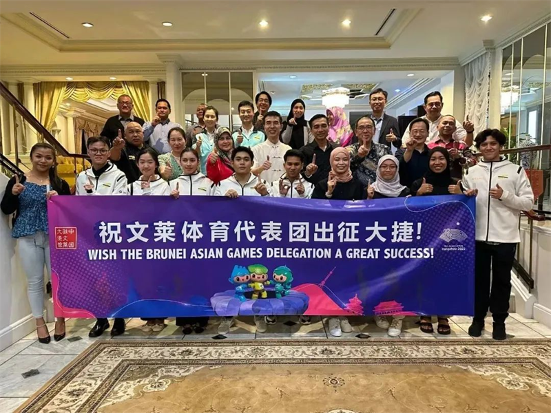 肖建國大使同參加歡送儀式的文方嘉賓、代表團成員等合影留念。圖片由使館提供