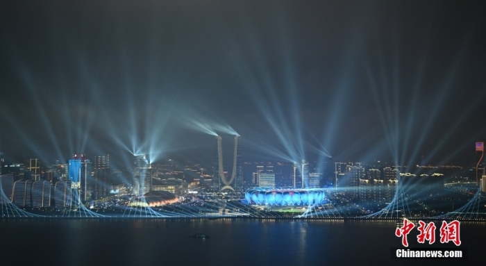 9月23日，杭州第19屆亞運會開幕式在浙江杭州奧體中心體育場舉行。圖為璀璨燈光秀點亮錢塘江夜空。<a target='_blank' href='/'><p  align=