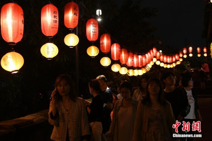 圖為游客夜游山城巷感受山城獨特魅力。<a target='_blank' href='/' ><p  align=