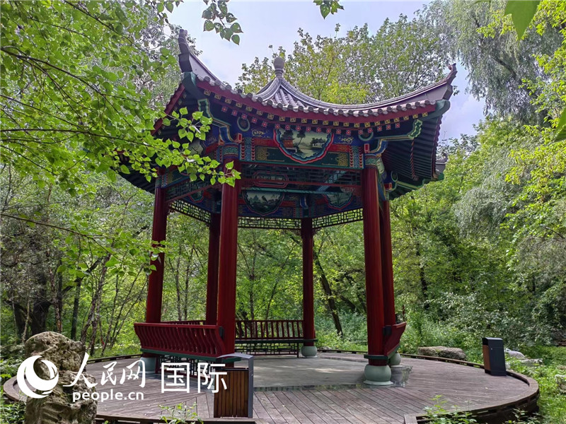 莫斯科中國(guó)貿(mào)易中心的中式園林“華銘園”一角。人民網(wǎng)記者 申亞欣攝