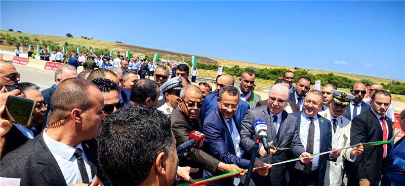 2023年8月12日，阿爾及利亞總理阿卜杜拉赫曼（前右四）參加阿爾及利亞東西高速公路東標段主線84公里段通車儀式。中信建設供圖