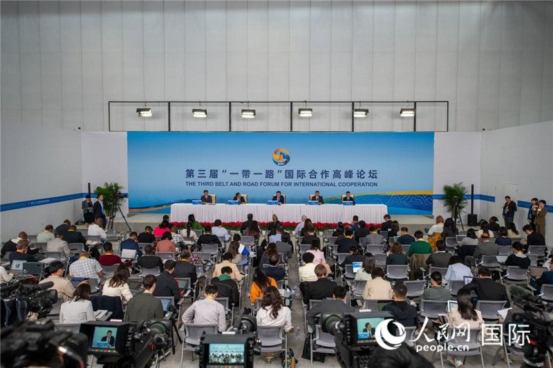 10月16日，第三屆“一帶一路”國際合作高峰論壇新聞中心在北京國家會議中心舉行首場吹風會，邀請自然資源部國際合作司和相關單位負責人介紹有關情況，并回答記者提問。人民網(wǎng)記者 翁奇羽攝