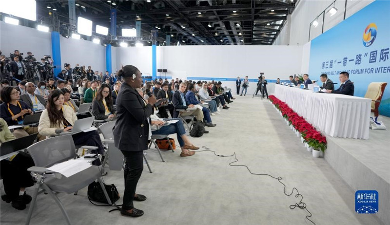 10月16日，第三屆“一帶一路”國際合作高峰論壇新聞中心在北京國家會議中心舉行首場吹風會，邀請自然資源部國際合作司和相關單位負責人介紹有關情況，并回答記者提問。新華社記者 王毓國攝