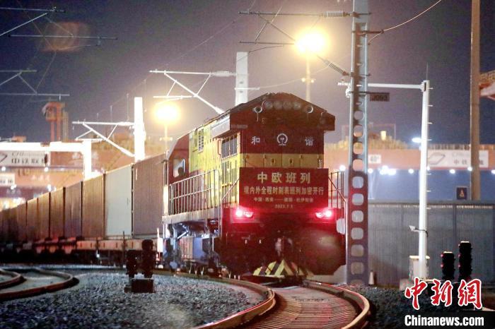 圖為中歐班列整裝待發(fā)。　鐘翰林 攝