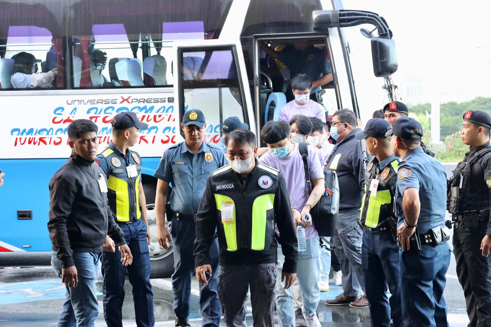 中菲兩國執(zhí)法部門合作遣返在菲從事離岸博彩的中國公民。中國駐菲律賓使館供圖